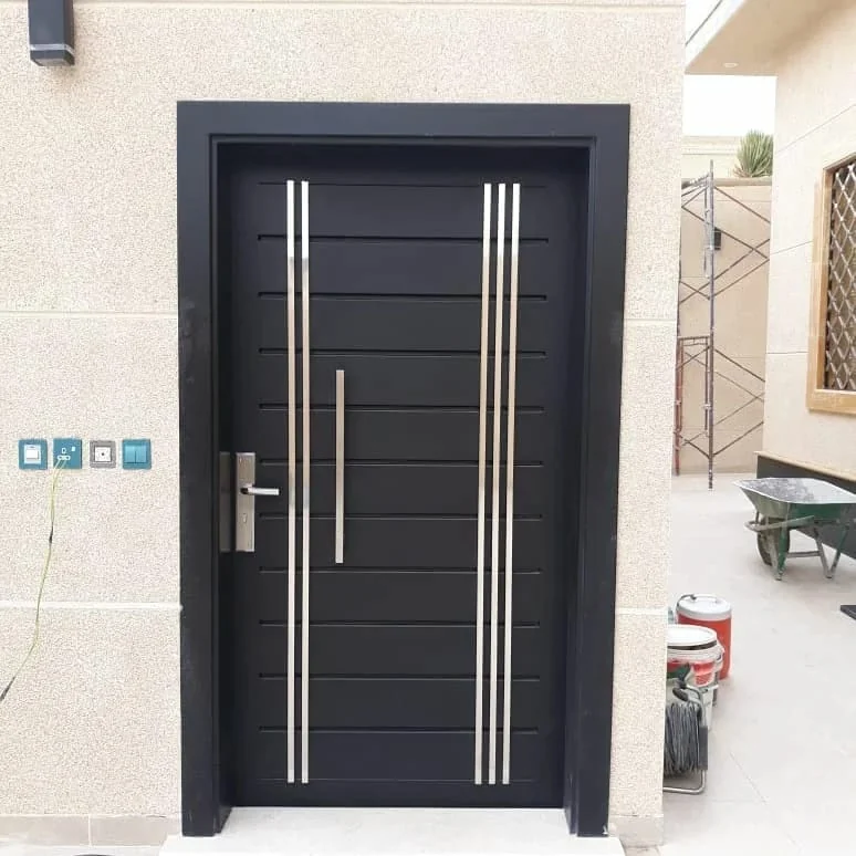 باب حديد أسود بتفاصيل أفقية ومقابض معدنية طولية